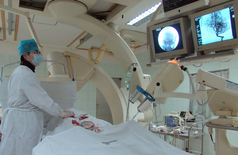 李国辉主任在为脑动脉瘤病人施行介入手术,摘除"脑内的炸弹".